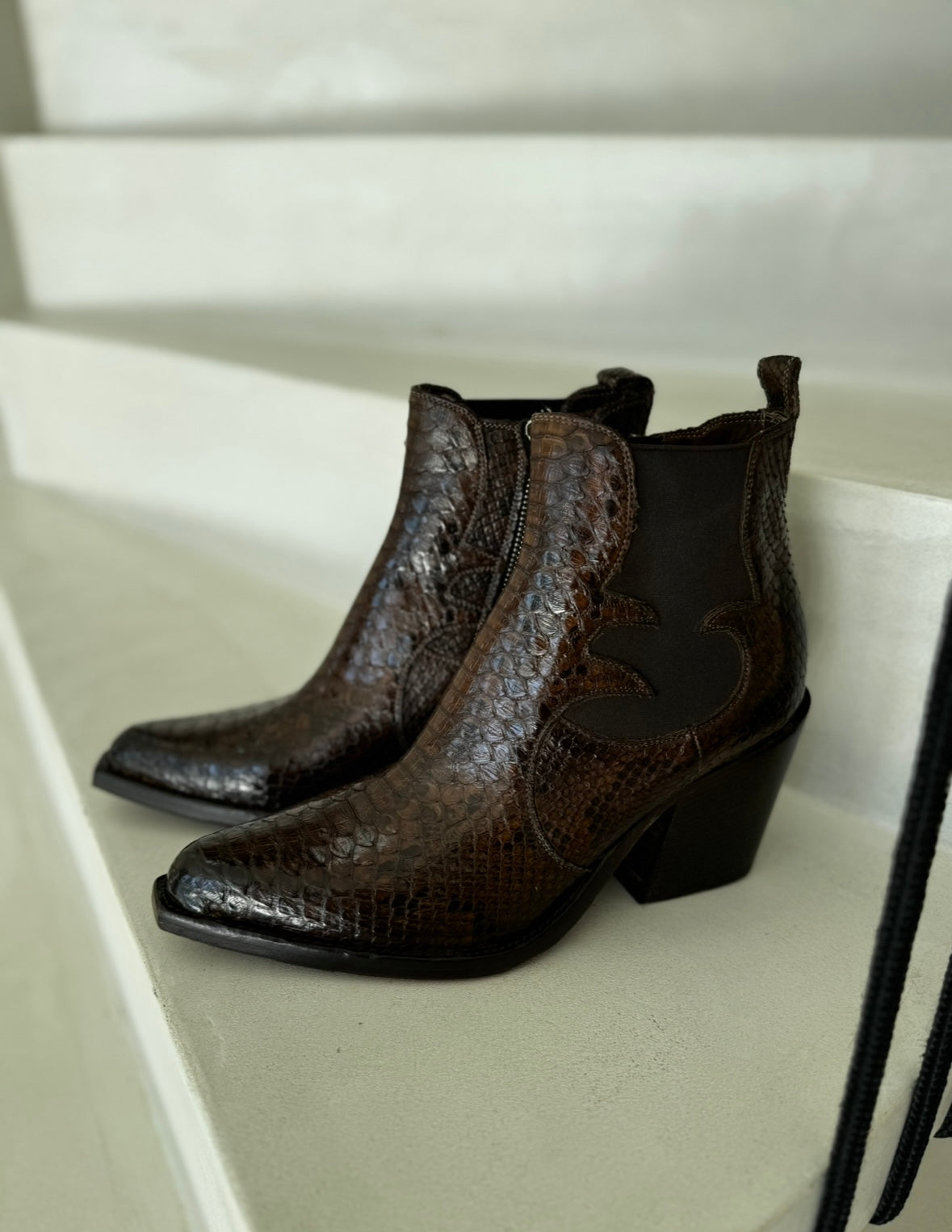 Santiags : le retour du style iconique qui traverse les générations